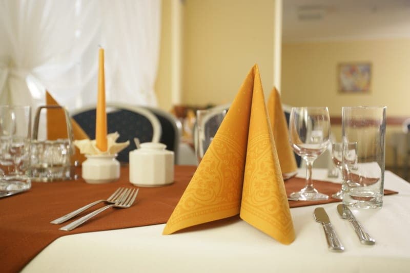 Komunie w Restauracji Grand Felix — nakrycie stołu w sali bankietowej