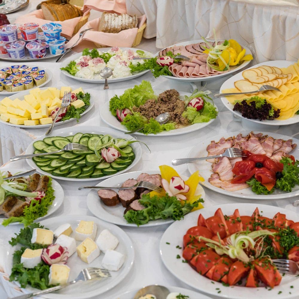 Komunie w Restauracji Grand Felix — zimny bufet — wędliny, sery, sałatki i przystawki